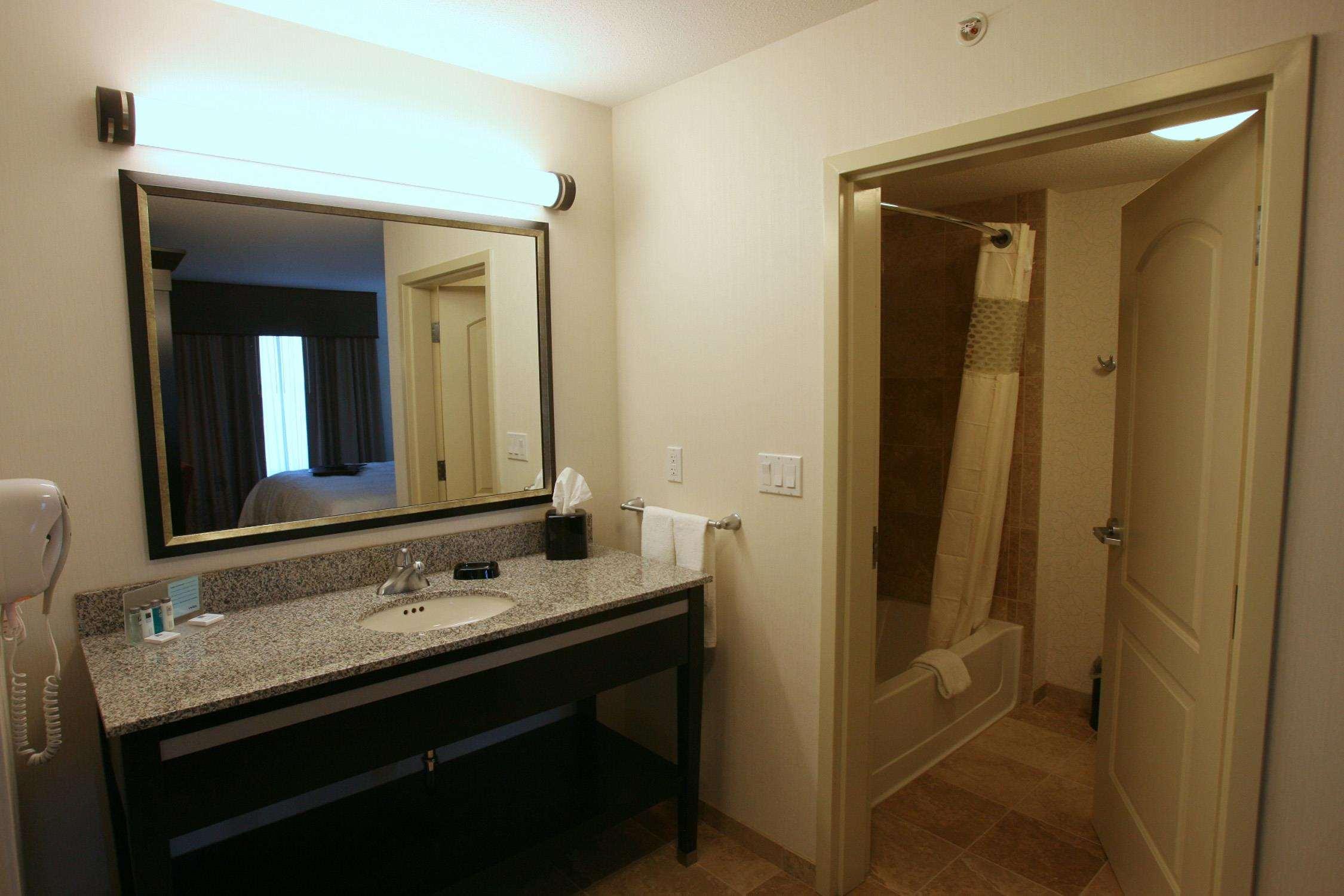 Hampton Inn & Suites Red Deer Penhold Quarto foto