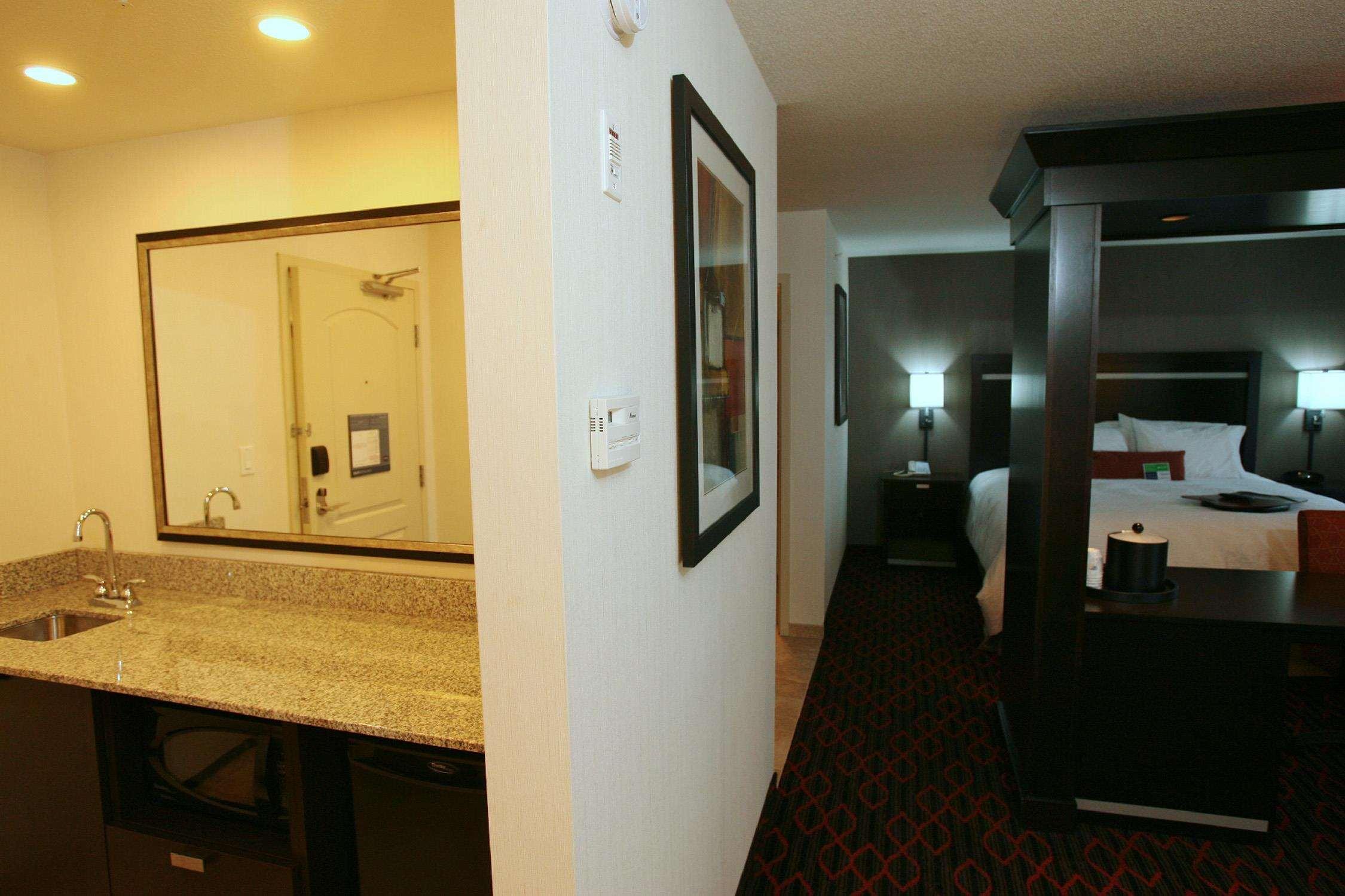 Hampton Inn & Suites Red Deer Penhold Quarto foto
