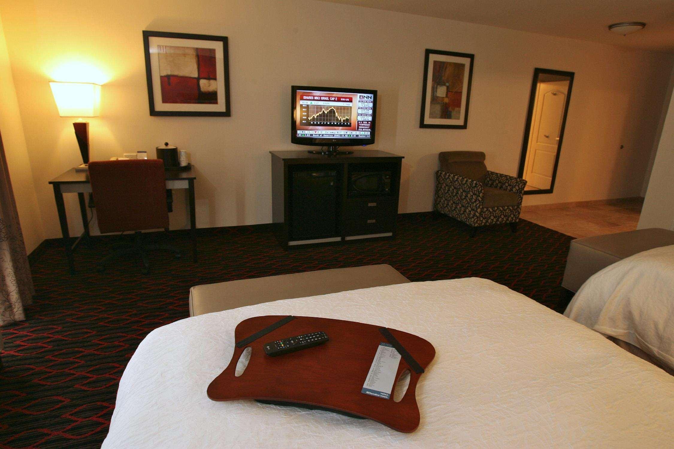 Hampton Inn & Suites Red Deer Penhold Quarto foto