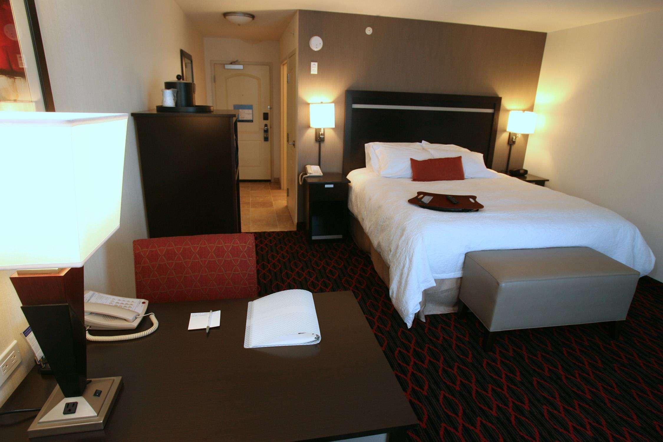 Hampton Inn & Suites Red Deer Penhold Quarto foto