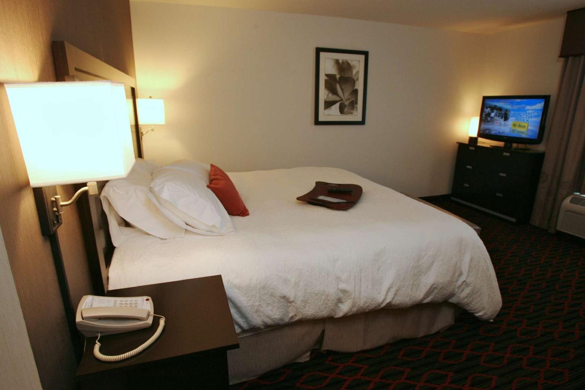 Hampton Inn & Suites Red Deer Penhold Exterior foto